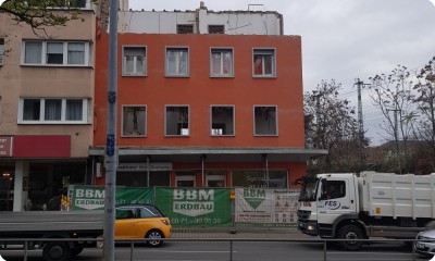 Frankfurt, Abbruch Wohnhaus, Garagenzeile, LKW-Halle, Laden